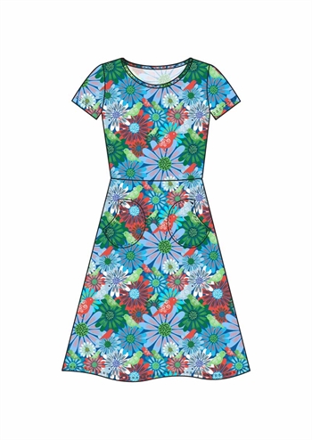 Skøn kortærmet blå retro kjole med flot blomstret print, lommer foran og rund hals fra Cissi och Selma